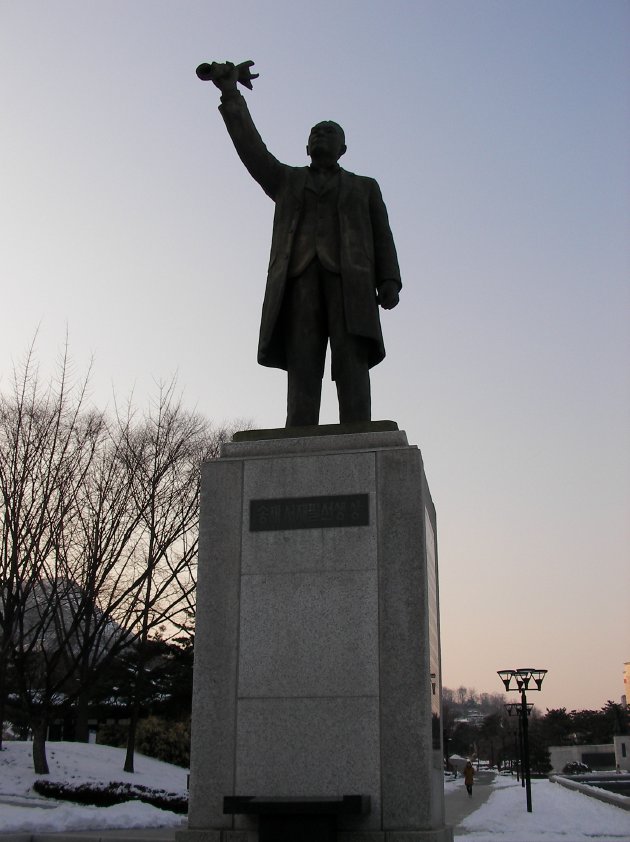 朝鮮の革命家・徐載弼(ソ・ジェピル)の銅像
